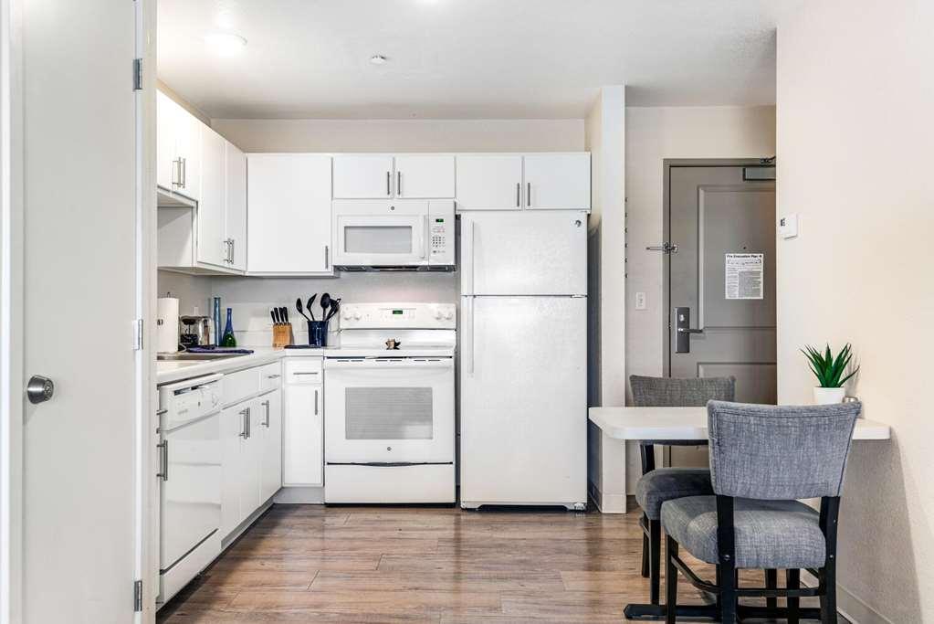 Parks Residential Denver Centennial Room photo