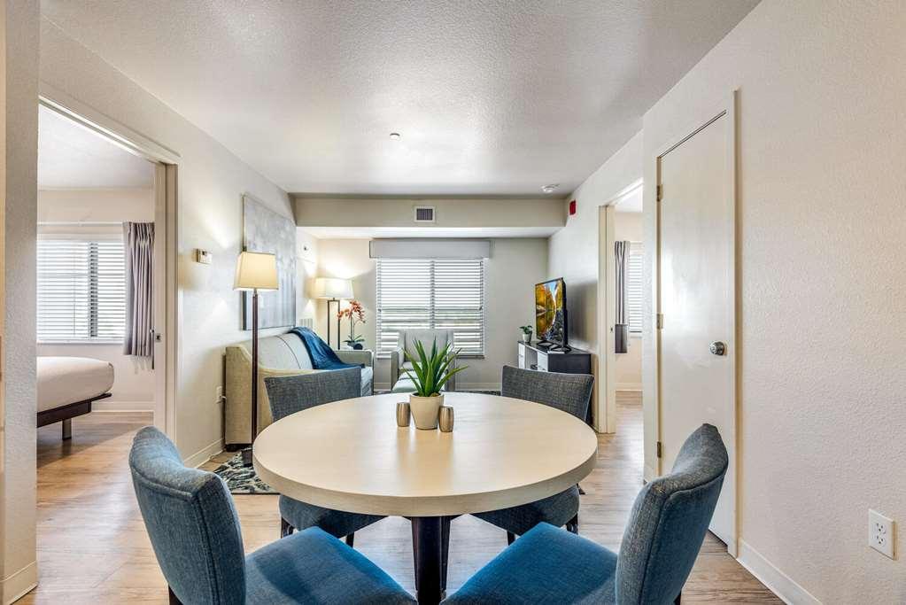 Parks Residential Denver Centennial Room photo