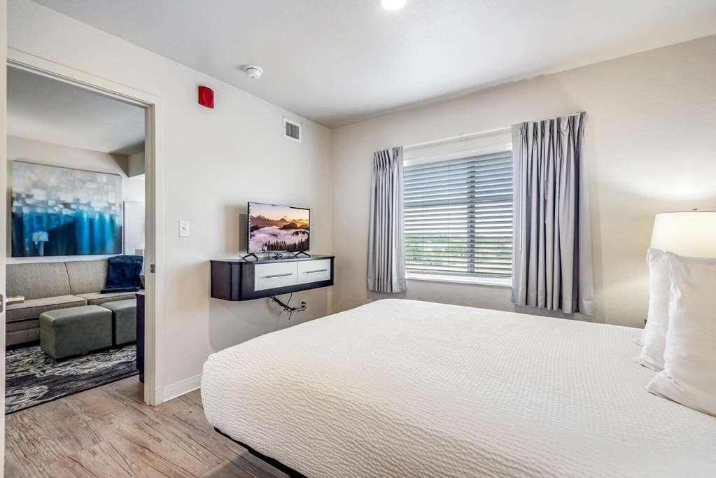 Parks Residential Denver Centennial Room photo