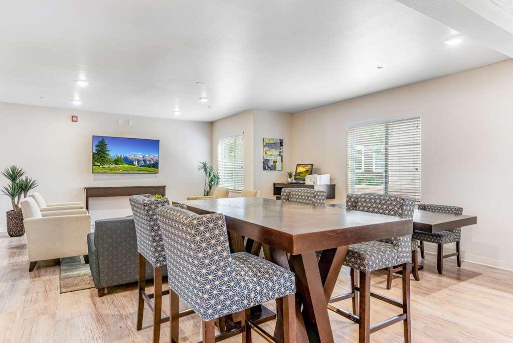 Parks Residential Denver Centennial Room photo